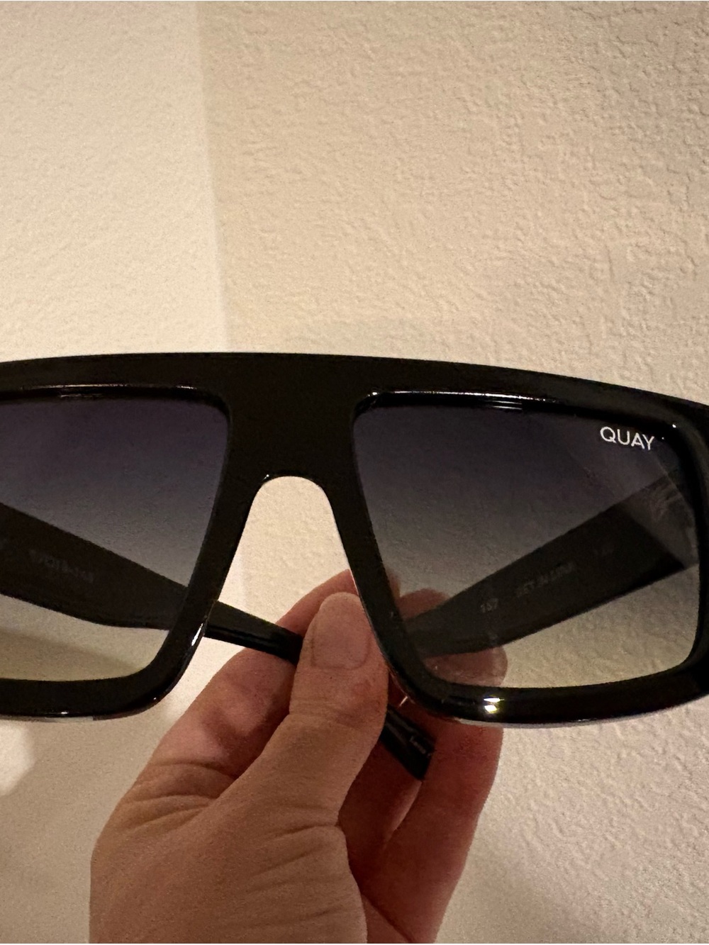 Quay Get in Line Oversized Gradient Sunglasses - Black Frame,Gradient Lenses EUC - Picture 9 of 10